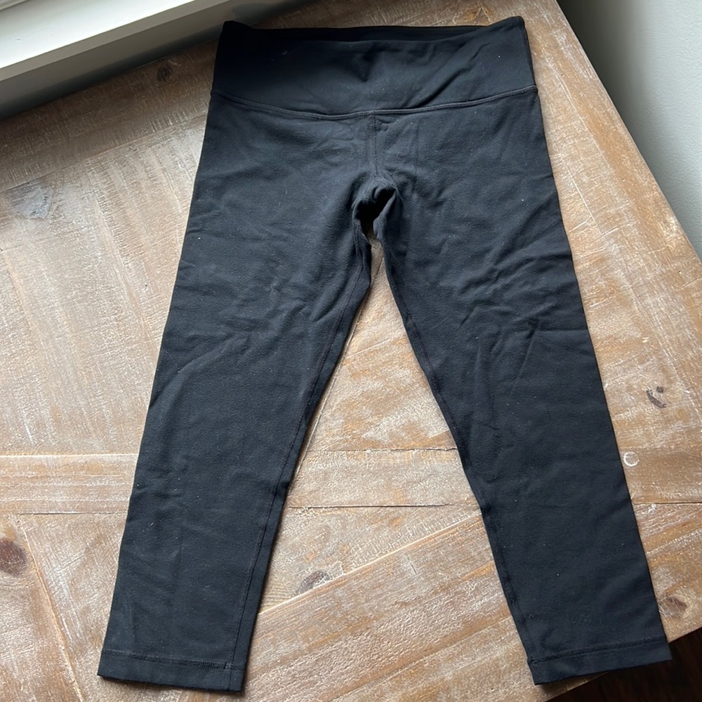 LULULEMON CROP LEGGINGS SIZE 6